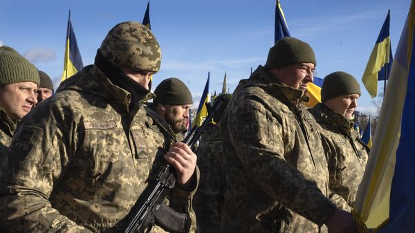 Soldados ucranianos prestam suas últimas homenagens ao seu camarada em um cemitério em Kiev, Ucrânia, 21 de fevereiro de 2022 - Sputnik Brasil