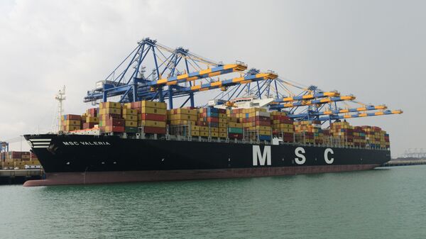 Os contêineres são descarregados do MSC Valeria, um navio porta-contêineres ultragrande da Mediterranean Shipping Company (MSC), de Genebra, nos portos de Adani e na zona econômica especial de Mundra, a cerca de 400 km de Ahmedabad, 4 de junho de 2013 - Sputnik Brasil