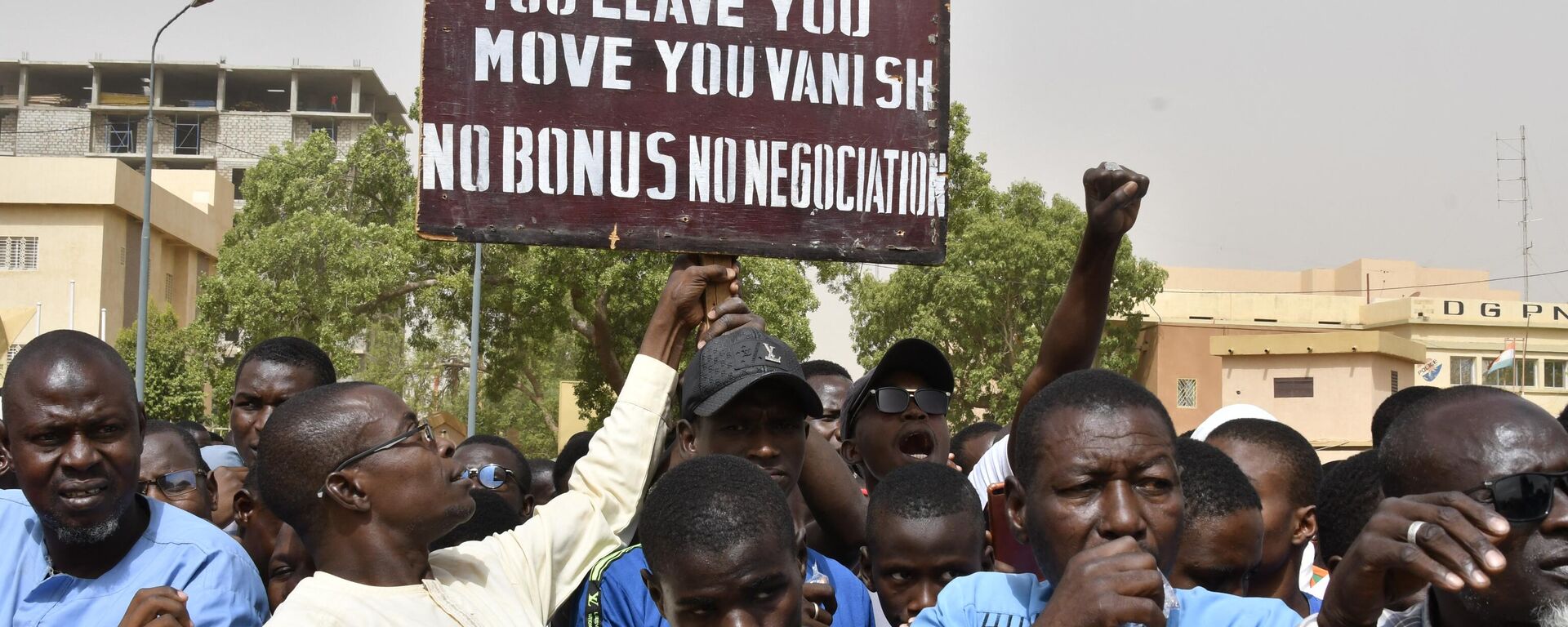Manifestantes com cartaz exigindo que os soldados do Exército dos EUA deixem o Níger sem negociação durante manifestação em Niamey, Níger, 13 de abril de 2024 - Sputnik Brasil, 1920, 23.04.2024