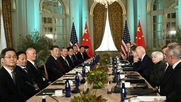O presidente dos EUA, Joe Biden, reúne-se com o presidente chinês, Xi Jinping, durante a semana dos líderes da Cooperação Econômica da Ásia-Pacífico (APEC) em Woodside, Califórnia, em 15 de novembro de 2023 - Sputnik Brasil