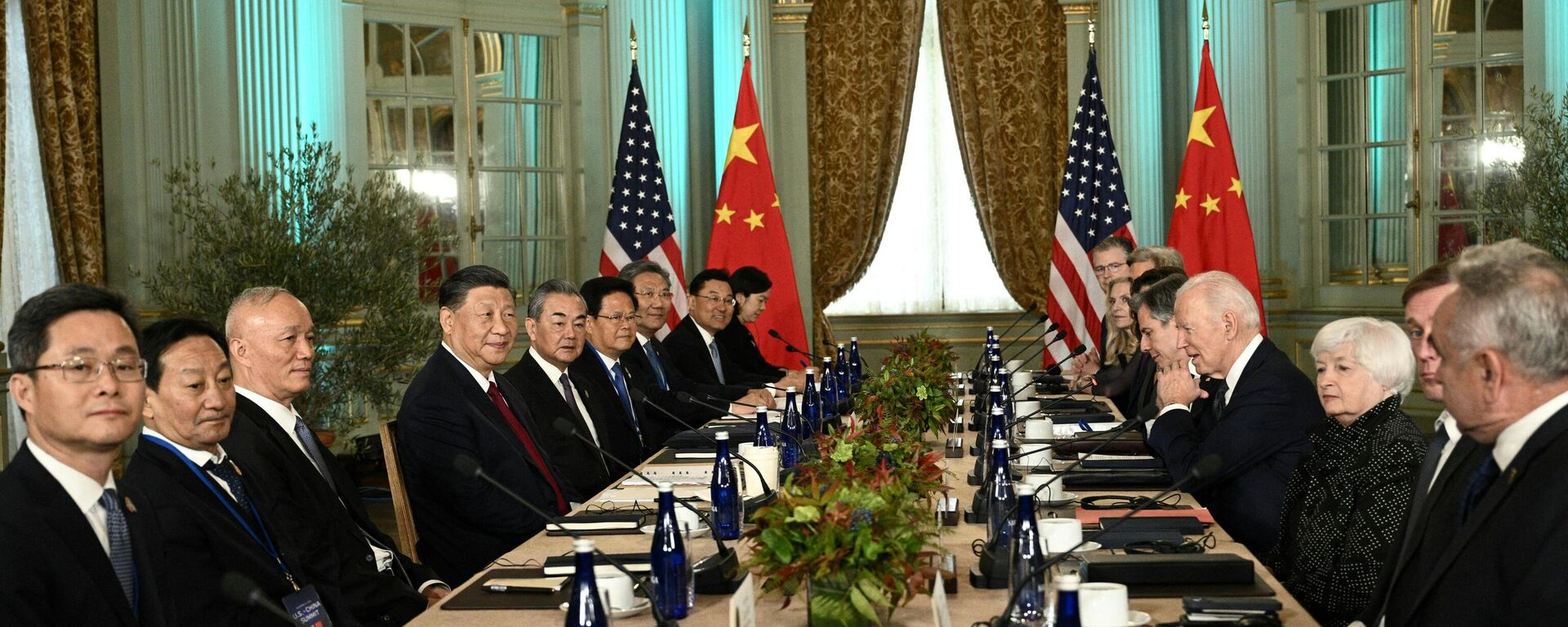 O presidente dos EUA, Joe Biden, reúne-se com o presidente chinês, Xi Jinping, durante a semana dos líderes da Cooperação Econômica da Ásia-Pacífico (APEC) em Woodside, Califórnia, em 15 de novembro de 2023 - Sputnik Brasil, 1920, 23.04.2024
