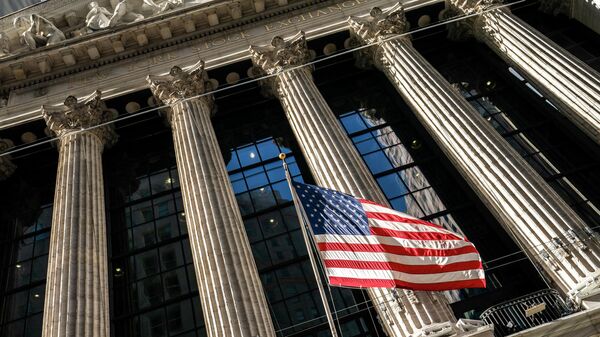 Bandeira dos EUA tremula fora do prédio da Bolsa de Valores de Nova York, nos EUA, 24 de janeiro de 2022 - Sputnik Brasil