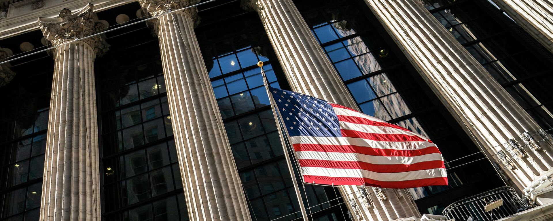 Bandeira dos EUA tremula fora do prédio da Bolsa de Valores de Nova York, nos EUA, 24 de janeiro de 2022 - Sputnik Brasil, 1920, 23.04.2024