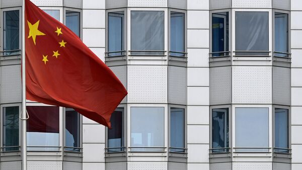 Bandeira chinesa em frente ao prédio da Embaixada da China em Berlim, em 22 de abril de 2024 - Sputnik Brasil