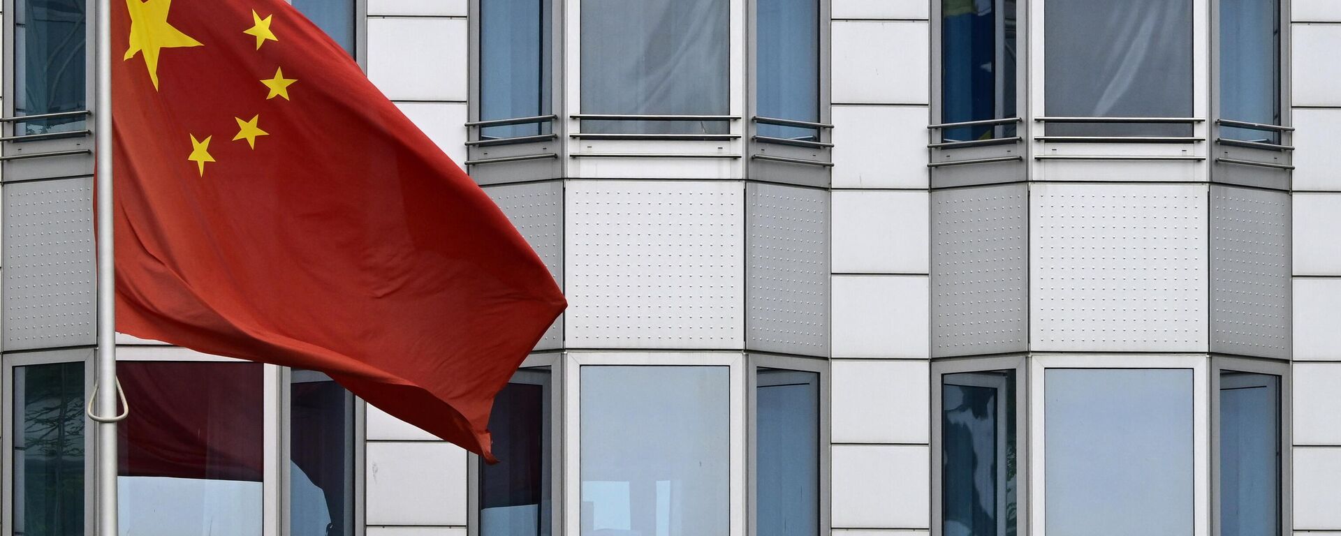 Bandeira chinesa em frente ao prédio da Embaixada da China em Berlim, em 22 de abril de 2024 - Sputnik Brasil, 1920, 23.04.2024