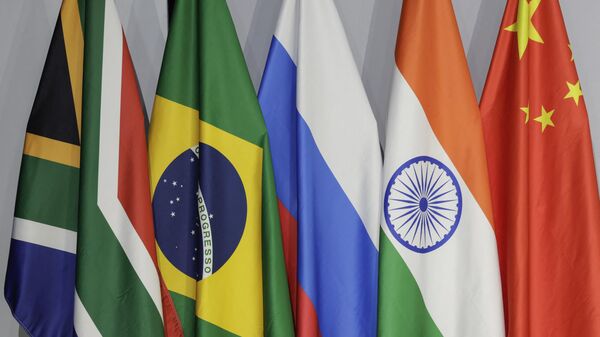 Panorama das bandeiras (da esquerda para a direita) da África do Sul, Brasil, da China, da Índia e da Rússia, durante Cúpula do BRICS de 2023 no Centro de Convenções de Sandton, em Joanesburgo, África do Sul, 24 de agosto de 2023 - Sputnik Brasil