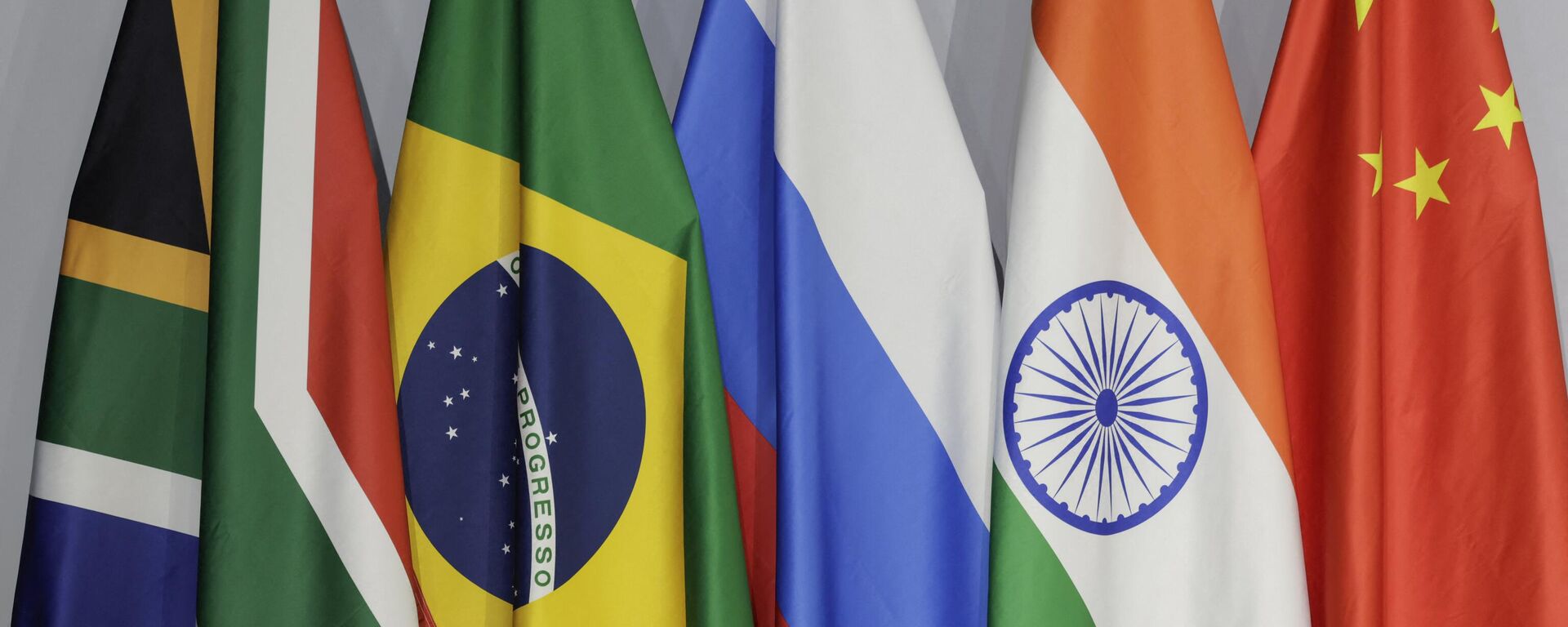 Panorama das bandeiras (da esquerda para a direita) da África do Sul, Brasil, da China, da Índia e da Rússia, durante Cúpula do BRICS de 2023 no Centro de Convenções de Sandton, em Joanesburgo, África do Sul, 24 de agosto de 2023 - Sputnik Brasil, 1920, 24.04.2024
