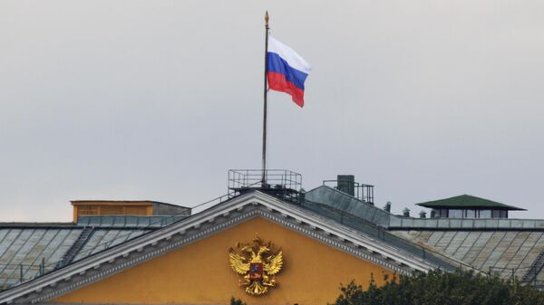Bandeira nacional russa Edifício administrativo na Praça Ivanov do Kremlin de Moscou - Sputnik Brasil