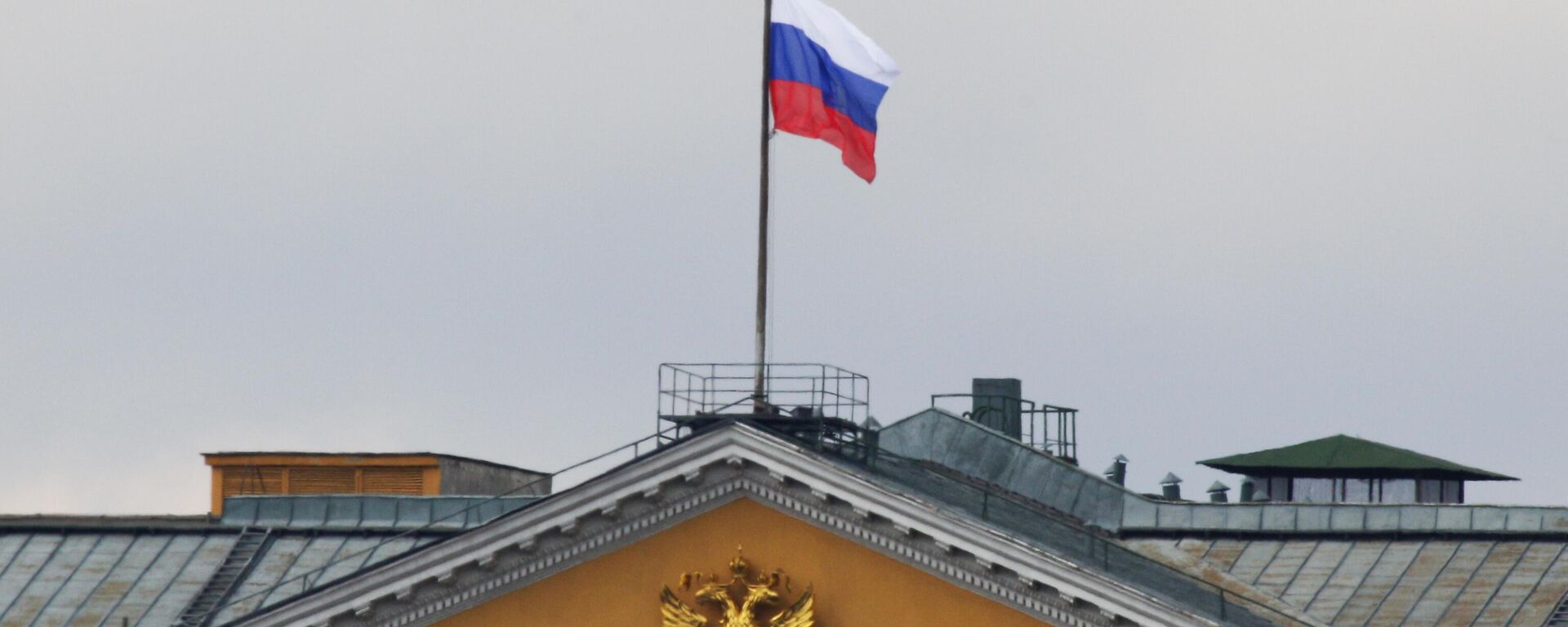 Bandeira nacional russa no edifício administrativo na Praça do Kremlin de Moscou - Sputnik Brasil, 1920, 24.04.2024