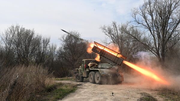 Militares russos do grupo de forças Sul disparam um lançador múltiplo de foguetes BM-21 Grad em direção a posições ucranianas em meio à operação militar russa na Ucrânia, Rússia, 3 de abril de 2024 - Sputnik Brasil