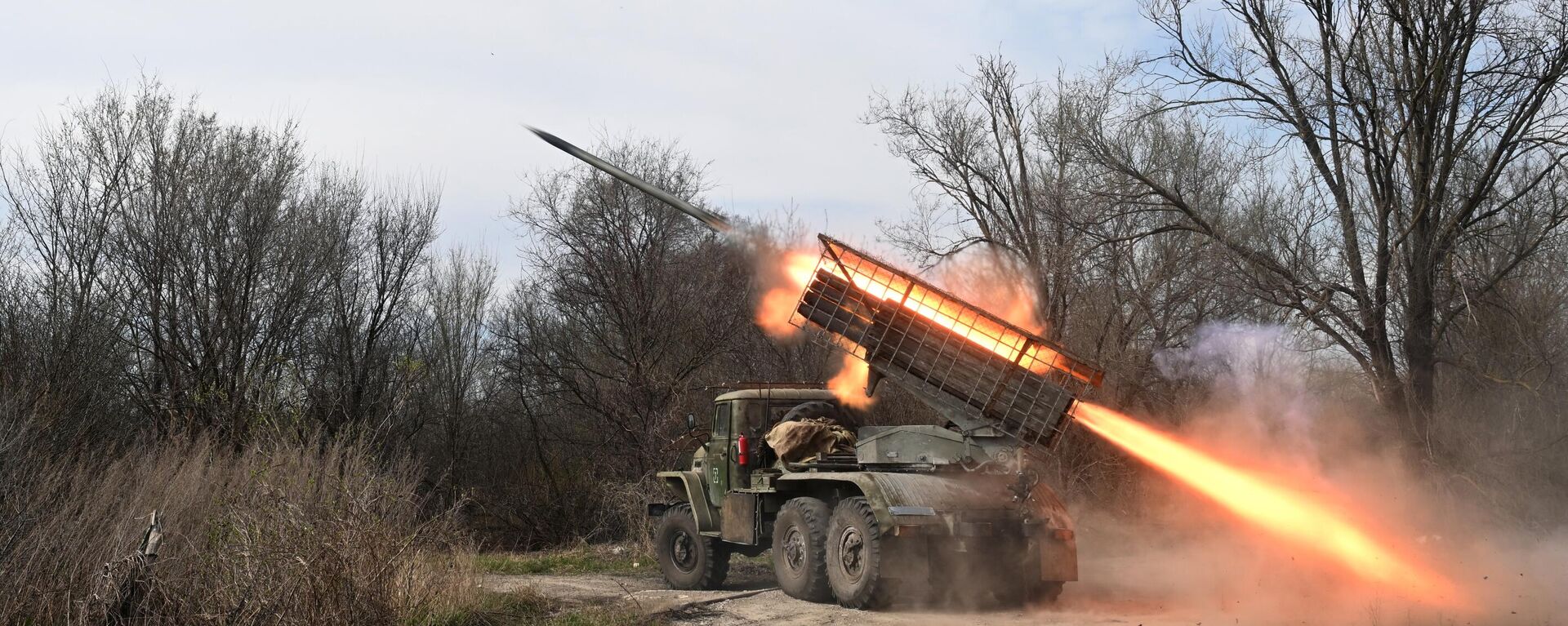 Militares russos do grupo de forças Sul disparam um lançador múltiplo de foguetes BM-21 Grad em direção a posições ucranianas em meio à operação militar russa na Ucrânia, Rússia, 3 de abril de 2024 - Sputnik Brasil, 1920, 24.04.2024