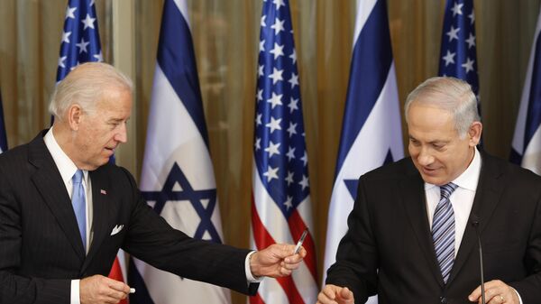 Joe Biden entrega uma caneta a Benjamin Netanyahu após sua reunião na residência do primeiro-ministro em Jerusalém. Israel, 9 de março de 2010 - Sputnik Brasil