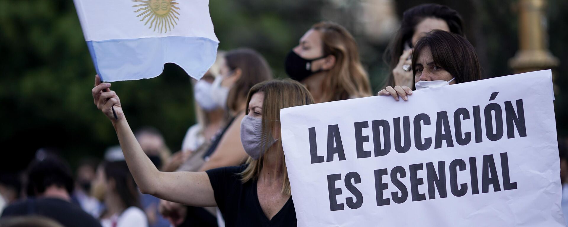 Mulher segura cartaz em que se lê A educação é essencial durante protesto em frente ao Ministério da Educação argentino, em Buenos Aires, em 16 de abril de 2021 - Sputnik Brasil, 1920, 24.04.2024