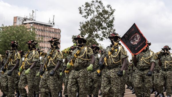 Soldados do Batalhão de Infantaria Territorial Centro-Africano marcham durante o desfile militar em comemoração ao 64º aniversário da independência da República Centro-Africana, na capital do país, Bangui, no dia 1º de dezembro de 2022 - Sputnik Brasil