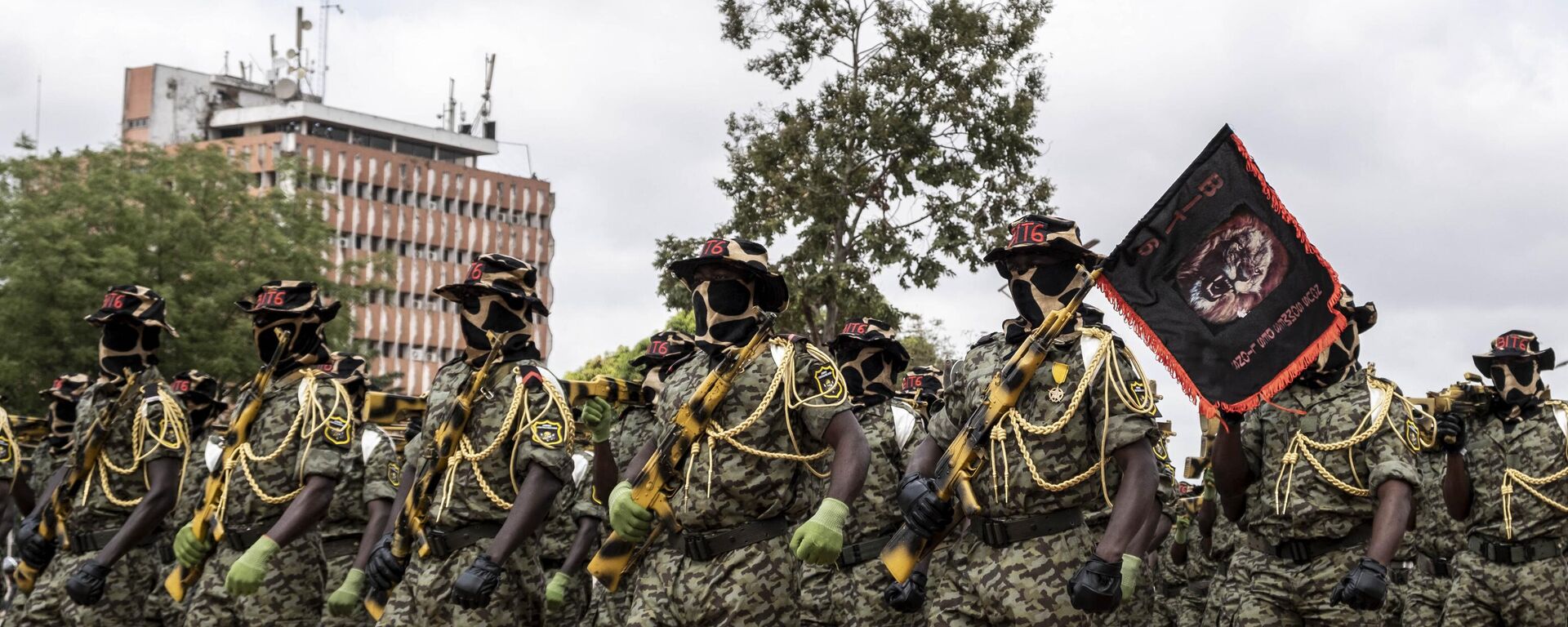 Soldados do Batalhão de Infantaria Territorial Centro-Africano marcham durante o desfile militar em comemoração ao 64º aniversário da independência da República Centro-Africana, na capital do país, Bangui, no dia 1º de dezembro de 2022 - Sputnik Brasil, 1920, 24.04.2024