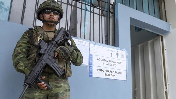 Um soldado guarda uma zona eleitoral durante a votação do referendo proposto por Daniel Noboa para endossar novas medidas de segurança no país, em Olon. Equador, 21 de abril de 2024 - Sputnik Brasil