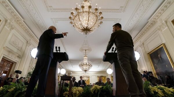 O presidente Joe Biden fala durante uma entrevista coletiva com o presidente ucraniano Vladimir Zelensky na Sala Leste da Casa Branca em Washington, 21 de dezembro de 2022 - Sputnik Brasil
