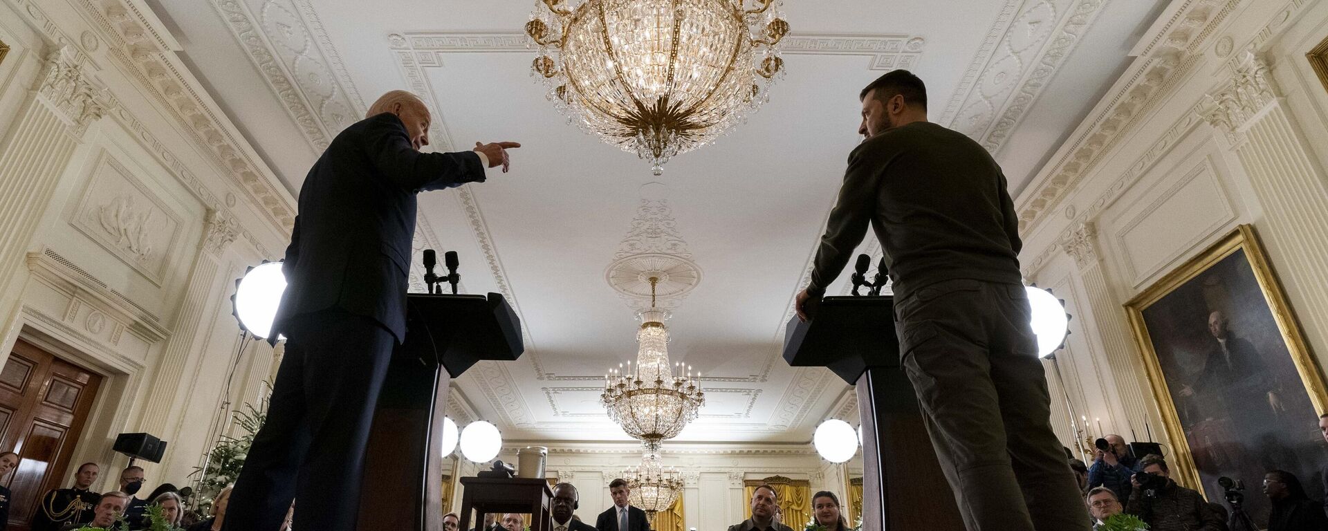 O presidente Joe Biden fala durante uma entrevista coletiva com o presidente ucraniano Vladimir Zelensky na Sala Leste da Casa Branca em Washington, 21 de dezembro de 2022 - Sputnik Brasil, 1920, 25.04.2024