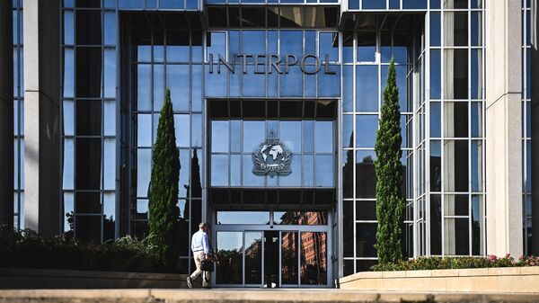 Um homem caminha em direção à entrada da sede da Organização Internacional de Polícia Criminal, conhecida como Interpol, em Lyon, leste da França, em 5 de setembro de 2023 - Sputnik Brasil