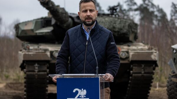 Wladyslaw Kosiniak-Kamysz, ministro da Defesa Nacional da Polônia, fala durante coletiva de imprensa com Grant Shapps, secretário de Defesa do Reino Unido (fora da foto), em um complexo de treinamento militar próximo a Orzysz, Polônia, 13 de março de 2024 - Sputnik Brasil