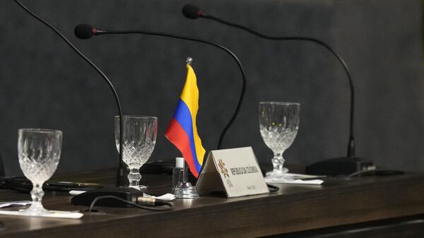 Bandeira da Colômbia marca o assento do presidente colombiano, Gustavo Petro, durante a Cúpula da Amazônia, em Belém. Pará, Brasil - Sputnik Brasil