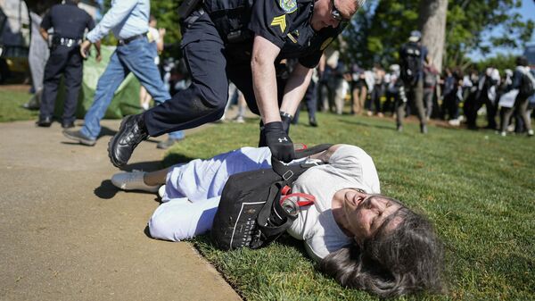 Policial detém manifestante no campus de universidade em Atlanta, nos Estados Unidos. Atlanta, 25 de abril de 2024 - Sputnik Brasil