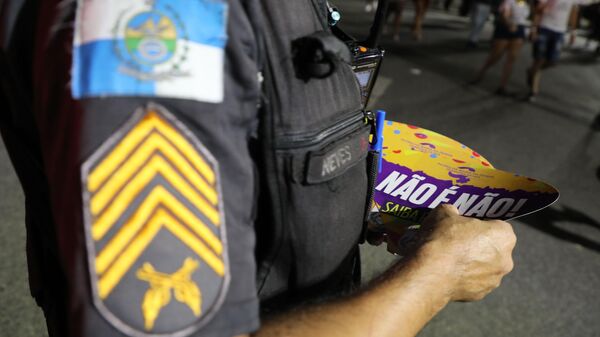 Policiais militares do Rio de Janeiro distribuem folhetos de campanha para coibir a violência contra a mulher no estado fluminense, em 20 de abril de 2022 - Sputnik Brasil