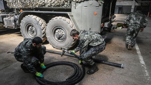 Militares do batalhão de reparações do agrupamento de tropas Yug (Sul) russo restauram veículos de reabastecimento, foto publicada em 6 de abril de 2024 - Sputnik Brasil