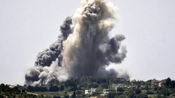 Nuvens de fumaça explodem durante o bombardeio israelense na vila de Alma al-Shaab, no sul do Líbano, em 25 de abril de 2024 - Sputnik Brasil