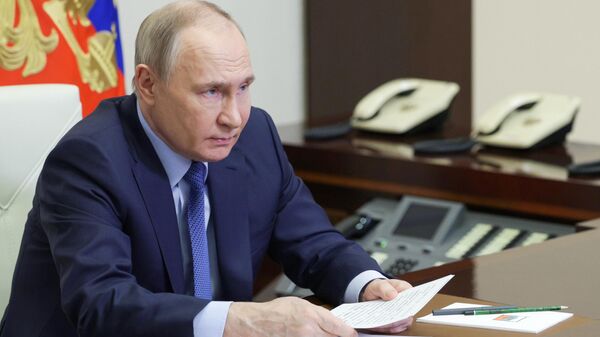 O presidente russo, Vladimir Putin, realiza uma reunião sobre questões econômicas por videoconferência na residência estatal de Novo-Ogaryovo, nos arredores de Moscou, na Rússia, 27 de abril de 2024 - Sputnik Brasil