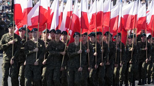Membros das Tropas de Defesa Territorial voluntárias marcham com bandeiras da Polónia em celebração do Dia do Exército Polonês, em Varsóvia, Polônia, 15 de agosto de 2023 - Sputnik Brasil