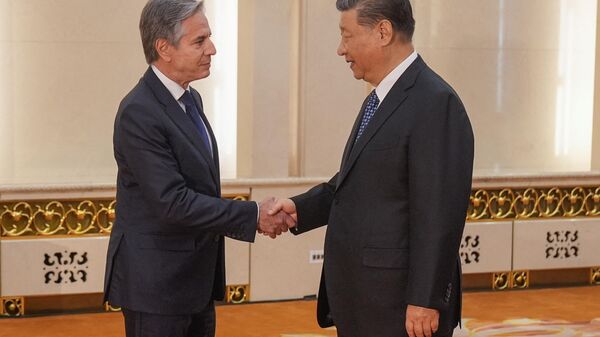 O secretário de Estado dos EUA, Antony Blinken, aperta a mão do presidente da China, Xi Jinping, no Grande Salão do Povo em Pequim, em 26 de abril de 2024 - Sputnik Brasil