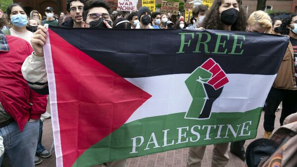 Estudantes da Universidade George Washington se manifestam no campus durante uma manifestação em apoio aos palestinos pela guerra Israel-Hamas, 25 de abril de 2024 - Sputnik Brasil