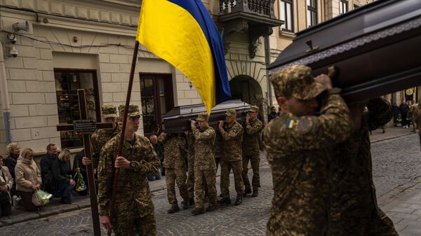 Em Lvov, soldados ucranianos carregam caixões de militares mortos. 16 de abril de 2024.

 - Sputnik Brasil