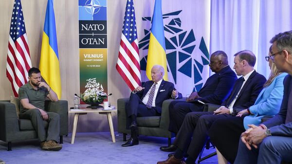 O presidente Joe Biden, segundo a partir da esquerda, fala durante uma reunião com o presidente da Ucrânia, Vladimir Zelensky (E), à margem da cúpula da OTAN em Vilnius, Lituânia, 12 de julho de 2023 - Sputnik Brasil