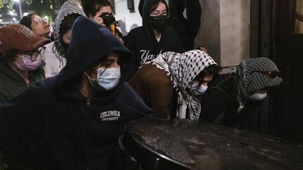 Estudantes do Acampamento de Solidariedade de Gaza bloqueiam a entrada do Hamilton Hall na Universidade de Columbia depois de assumirem o controle na terça-feira, 30 de abril de 2024 - Sputnik Brasil