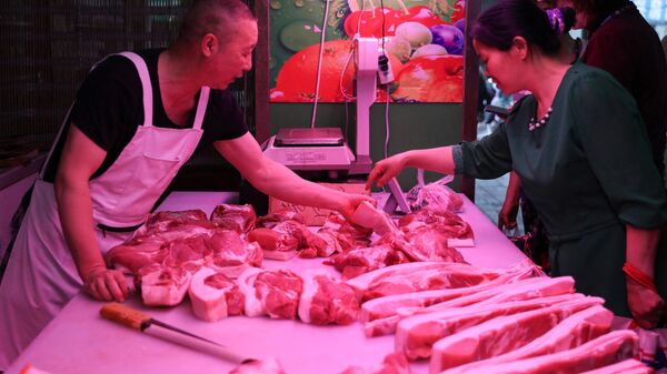 Um cliente compra carne em um mercado em Shenyang, na província de Liaoning, no nordeste da China (foto de arquivo) - Sputnik Brasil