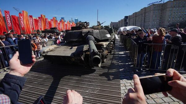 Tanque M1A1 Abrams dos EUA é exibido na colina de Poklonnaya em Moscou - Sputnik Brasil