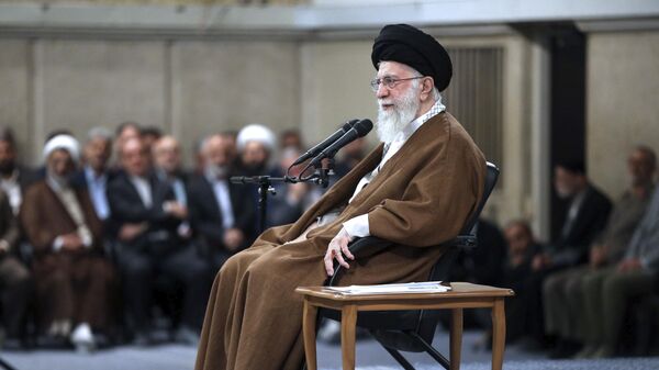 Ali Khamenei fala a professores na mesquita Imam Khomeini Hussainiyah, em Teerã. Irã, 1º de maio de 2024 - Sputnik Brasil