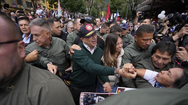Gustavo Petro (de boné) cumprimenta apoiadores enquanto participa da marcha do Dia Internacional dos Trabalhadores em Bogotá. Colômbia, 1º de maio de 2024 - Sputnik Brasil