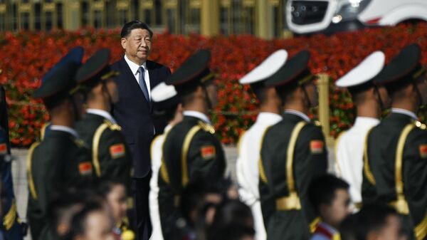 O presidente chinês Xi Jinping (topo L) chega ao Monumento aos Heróis do Povo durante uma cerimônia de colocação de coroas de flores em homenagem aos heróis nacionais falecidos no Dia dos Mártires na Praça Tiananmen, em Pequim, em 30 de setembro de 2023 - Sputnik Brasil