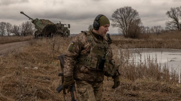 Um membro ucraniano da 45ª Brigada de Artilharia caminha ao lado do Archer Howitzer, 1º de janeiro de 2024 - Sputnik Brasil