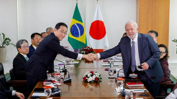 Primeiro-ministro do Japão, Fumio Kishida, e o presidente brasileiro, Luiz Inácio Lula da Silva, durante encontro nesta sexta-feira, 3 de maio de 2024 - Sputnik Brasil