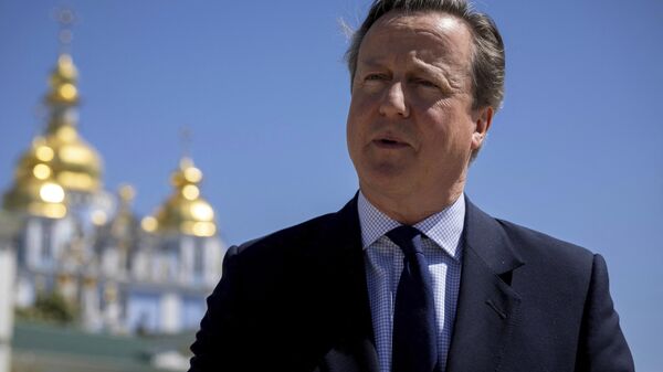 David Cameron, ministro das Relações Exteriores do Reino Unido, fala com repórter (fora da foto) ao lado Mosteiro de São Miguel das Cúpulas Douradas, em Kiev. Ucrânia, 2 de maio de 2024 - Sputnik Brasil