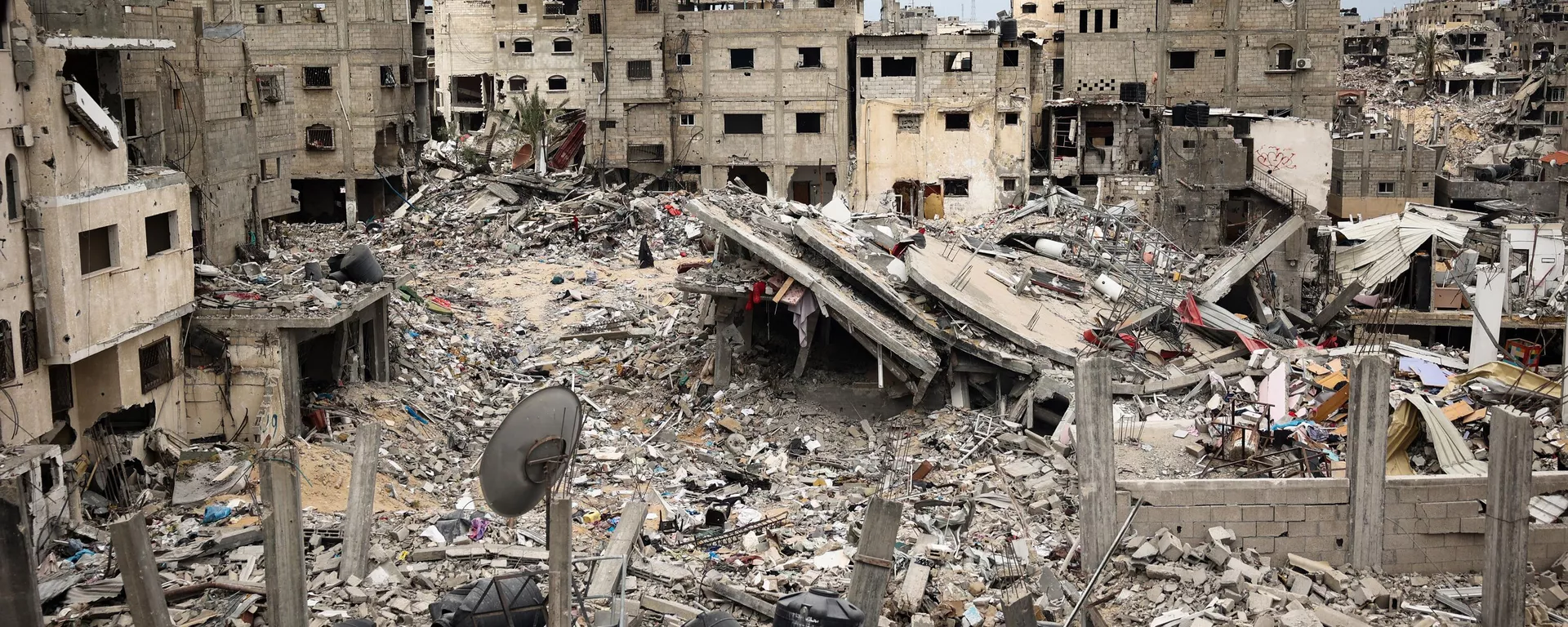 Uma imagem mostra a vista de um bairro devastado em Khan Yunis, no sul da Faixa de Gaza, em 2 de maio de 2024 - Sputnik Brasil, 1920, 05.05.2024