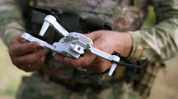 Um instrutor ensina como usar drones aos participantes durante um treinamento militar de campo para jovens cossacos na vila de Vyselki, na região de Krasnodar, na Rússia, 28 de abril de 2024 - Sputnik Brasil