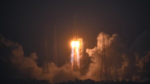 Foguete transportando a sonda Chang'e-6 decola de sua plataforma de lançamento na Base de Lançamento Espacial de Wenchang, na Província de Hainan, no sul da China, em 3 de maio de 2024 - Sputnik Brasil