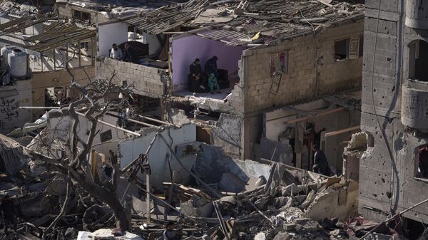 Palestinos observam a destruição após um ataque israelense a edifícios residenciais e uma mesquita em Rafah. Faixa de Gaza, 22 de fevereiro de 2024 - Sputnik Brasil