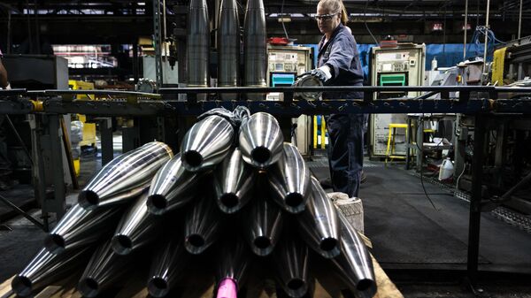 Funcionária de indústria metalúrgica move um projétil de artilharia M795 de 155 mm durante o processo de fabricação na fábrica de munições do Exército em Scranton, Pensilvânia. EUA, 13 de abril de 2023 - Sputnik Brasil