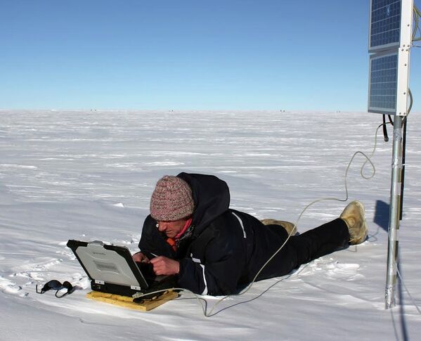 Cientista russo trabalhando na estação Vostok, na Antártida, em 2014 - Sputnik Brasil
